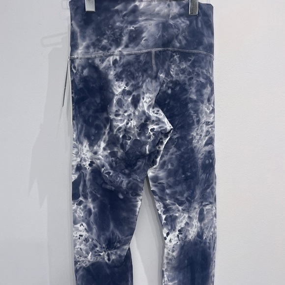 2022-Lululemon NWT Wunder Under HR Crop
21" *MDye size 6 - Picture 6 of 9